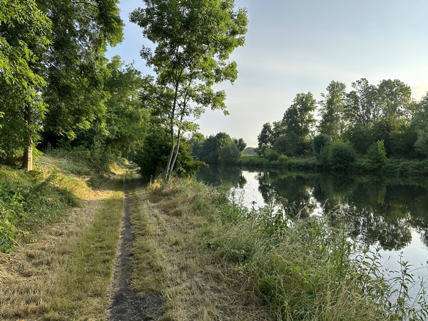 Nous suivons l'Eure depuis ce merveilleux chemin de la berge (variante du GR2).