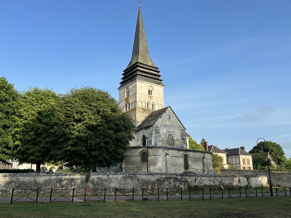Nous longeons l'église Saint-Ouen (XIIe) de Léry.