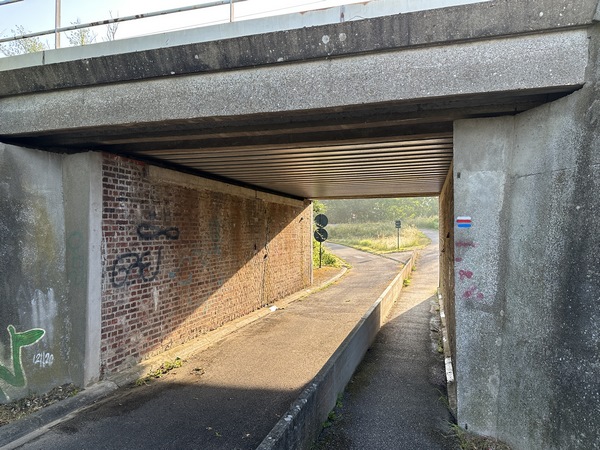 Sur une piste cyclable, nous passons sous la ligne ferroviaire Paris St-Lazare - Le Havre.