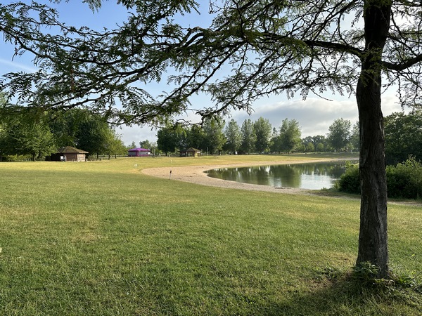 Nous longeons l'une des plages du lac. Nous sommes à la mi juin vers 8 heures du matin, c'est un circuit qu'il vaut mieux éviter de suivre un après-midi du mois d'août !