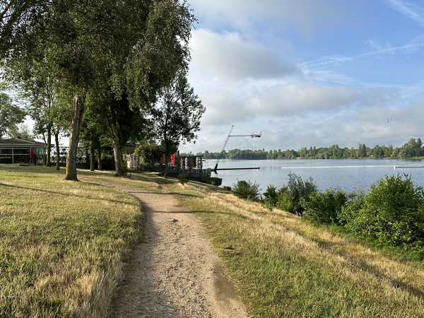 Nous longeons maintenant les équipements du téléski nautique.