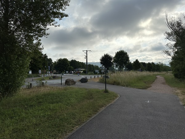 Nous quittons la base nautique. Nous allons traverser la D110 pour marcher vers la Seine, toujours sur le GR2.