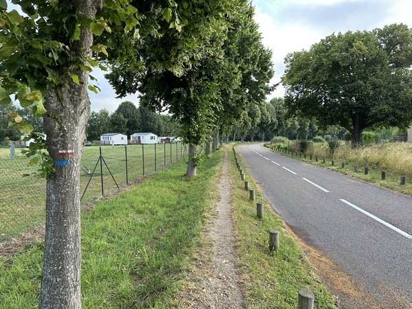 Nous marchons sur cet accotement aménagé le long de la petite route qui longe un camping.
