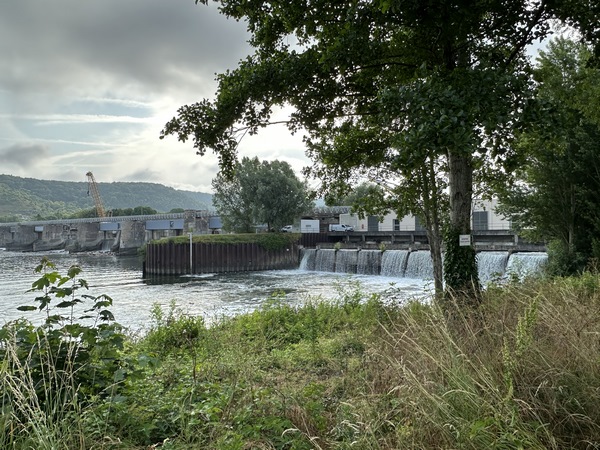 Nous arrivons en bord de Seine, au niveau du barrage-écluse de Poses. Il est en travaux en ce moment, il est impossible de traverser la Seine sur la passerelle du barrage.