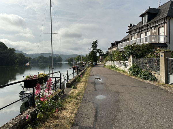 Nous longeons la Seine à Poses, ancien village de haleurs puis de mariniers.