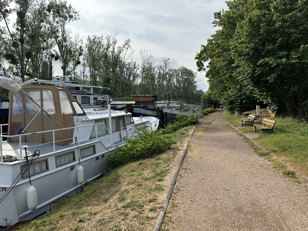L'ancien chemin de halage est parfois une rue, un large chemin comme ici...