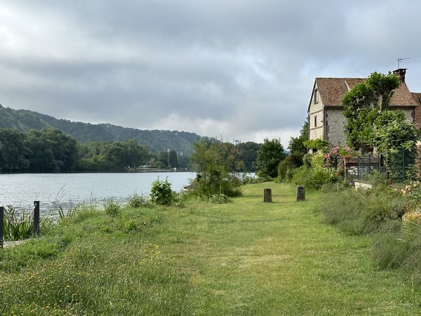 Le chemin de halage se pare parfois d'un revêtement plus naturel...