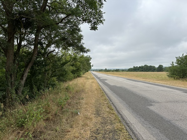 Arrivés le long de la Chaussée de l'Andelle, nous marchons sur l'accotement avant de prendre la première petite route de l'Ancien Château à droite.