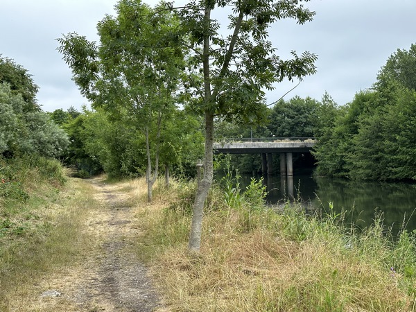 Nous voilà de retour le long de l'Eure. On voit déjà le pont qui accède à la gare.