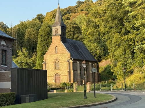 Je pars du parking de la mairie, juste en face de l'église Saint-Pierre, et prends la direction du nord par la rue des Sources (D47).