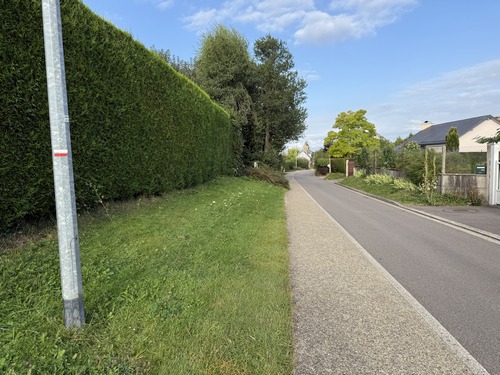 Dans le bourg de Roncherolles, je rejoins le GR25c dans la rue des Trois Fermes. Je vais le suivre désormais jusqu'à la fin de la boucle.