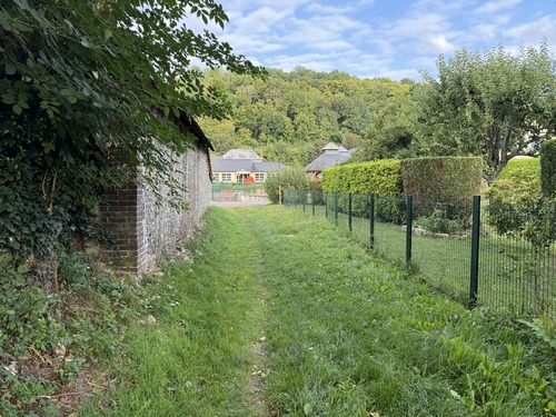 J'arrive dans la vallée au sud de St-Martin-du-Vivier, je vais rejoindre l'impasse de la Cascade, presque en face, pour monter sur le coteau ouest.