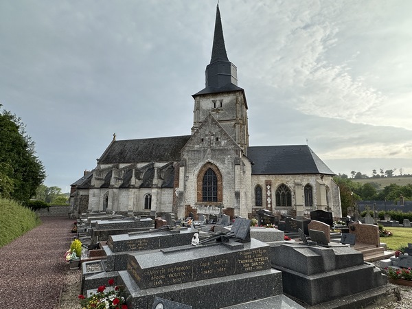Nous partons du parking de la mairie, et longeons l'église Saint-Martin.