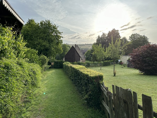 Un chemin relie le centre du bourg à l'Yères.