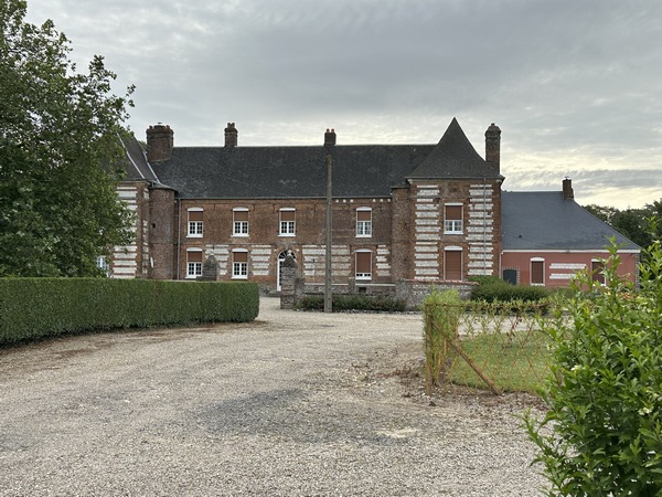 Nous passons devant le château d'Etocquigny.
