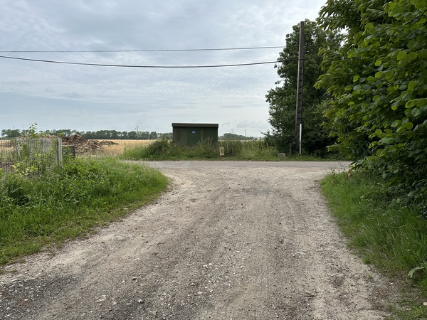 Le chemin débouche sur la rue du Stade. Nous allons prendre à gauche.