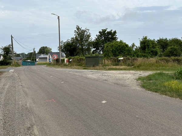 Peu après, nous allons tourner ici à droite sur ce chemin de liaison avec le Chemin Vert.