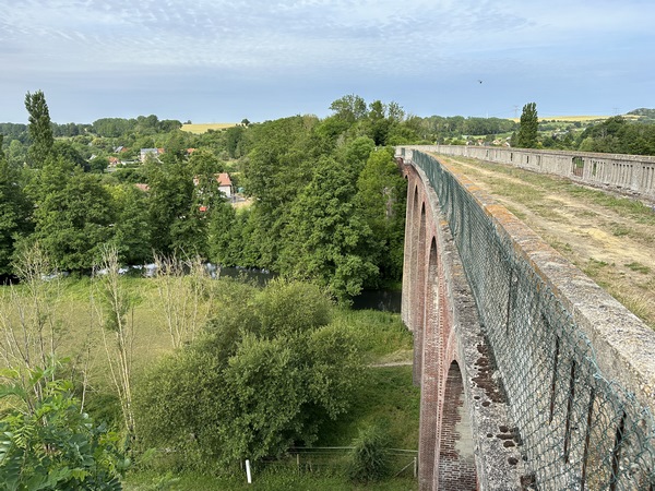 Nous arrivons sur l'impressionnant viaduc de Touffreville-sur-Eu.&nbsp;