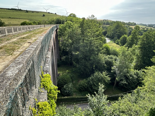 Du haut du viaduc, on a de sympathiques points de vue sur la vallée.