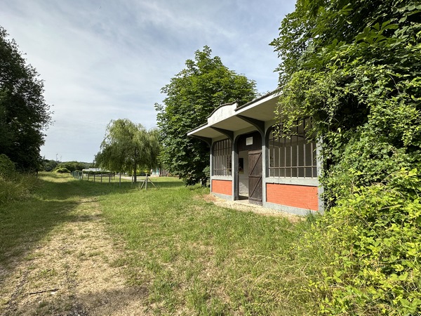 Nous passons ici devant l'ancien arrêt-voyageurs de la gare de Touffreville-Criel, devenu un abri pour randonneurs.