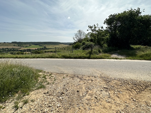 Nous arrivons au C1, non loin de St-Martin-le-Gaillard. Nous pourrions continuer tout droit et fermer la boucle par les chemins du Mont de Gron. Nous choisissons de tourner à gauche sur le C1.