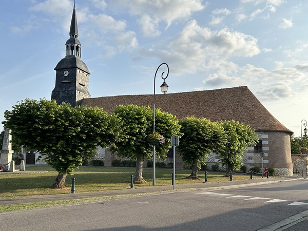 Nous partons du parking proche de l'église Saint-Didier (XVIIe).