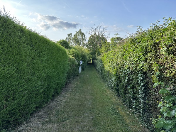 Notre circuit commence par se faufiler entre les maisons, pour prendre la direction des bois.