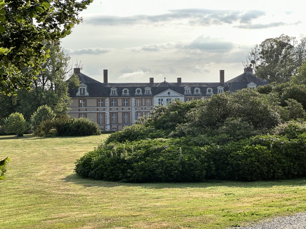 Le château d'Argeronne, au milieu des bois, est une élégante bâtisse du XVIIe siècle, construite pour le comte de la Ferrière sur un ancien fief de haubert.
