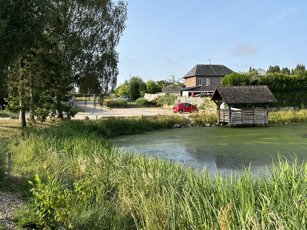 La mare accueille un ancien lavoir, comme c'était fréquent pour les villages qui n'étaient pas traversés par une rivière. Il s'agit d'un lavoir à chaînes, qui permettaient de régler la hauteur du plancher.