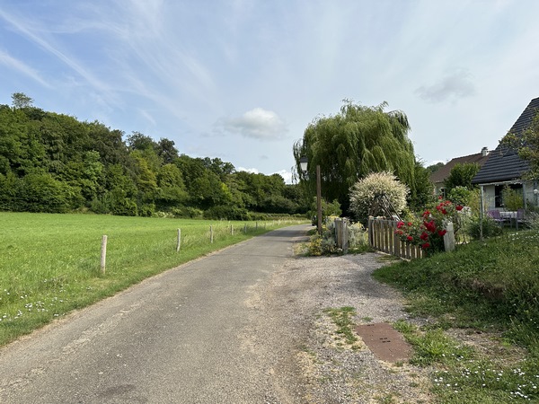 Le sentier devient petite rue dans la Petite Vallée, mais nous allons rapidement la quitter en tournant à droite.