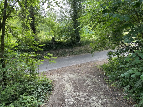 Le chemin débouche sur la petite route de St-Didier-des-Bois que nous allons suivre à droite.