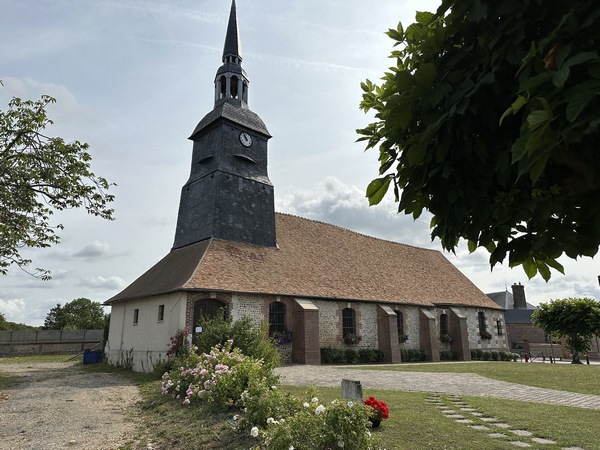 Et nous voilà de retour au pied de l'église Saint-Didier.