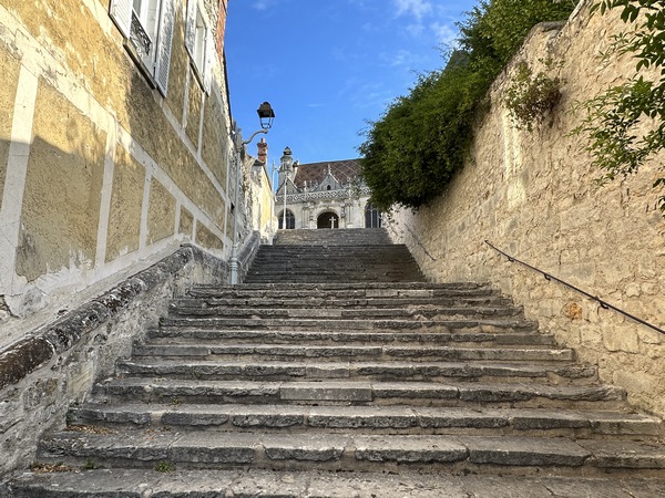 Nous partons de la place Jean Moulin, au centre du bourg, et montons vers l'église Notre-Dame.
