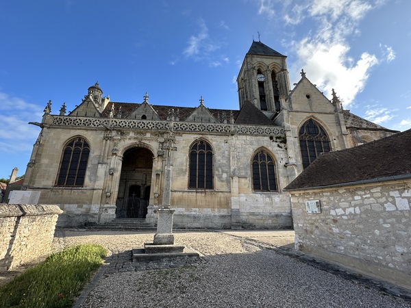 La taille de l'église montre l'importance du village au Moyen-Âge. le château a été détruit au XIVe siècle par Du Guesclin, il n'en reste que des souterrains dans une propriété.<div><br></div>