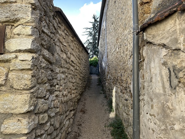 Nous nous faufilons entre les maisons en direction du chemin des Vignes.
