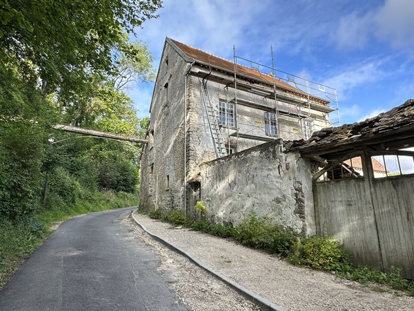 Aux Millonnets, nous longeons le moulin de Pierre, ancienne propriété des seigneurs de Villers. Il est alimenté par le ru de Vienne à l'aide d'un viaduc. C'est la hauteur, plus que le débit, qui produisait l'énergie nécessaire au fonctionnement du moulin.