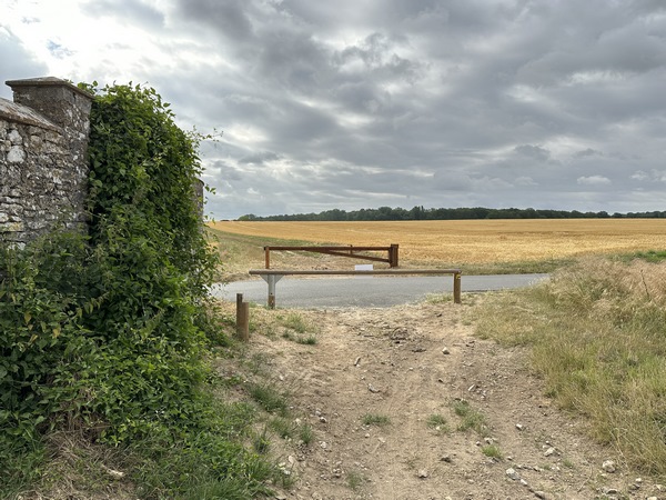 Nous rejoignons le GR11 sur cette petite route que nous allons suivre à droite.