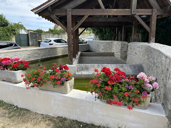 Nous contournons l'ancien lavoir de St-Martin-la-Garenne et continuons sur le GR2.