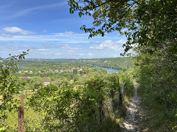 Le GR2 commence sa descente vers Vétheuil, et nous découvre quelques sympathiques points de vue sur la vallée de la Seine.