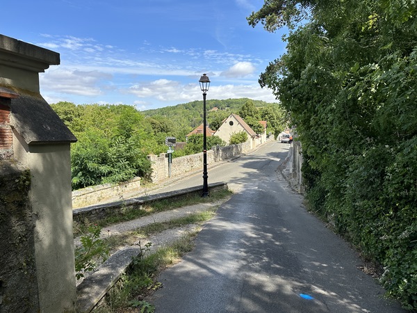 Nous entrons dans Vétheuil, mais avant de rejoindre le centre du bourg, nous allons passer par la berge de la Seine.