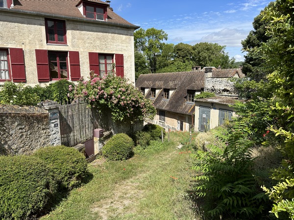 Nous descendons par ce chemin entre les maisons.