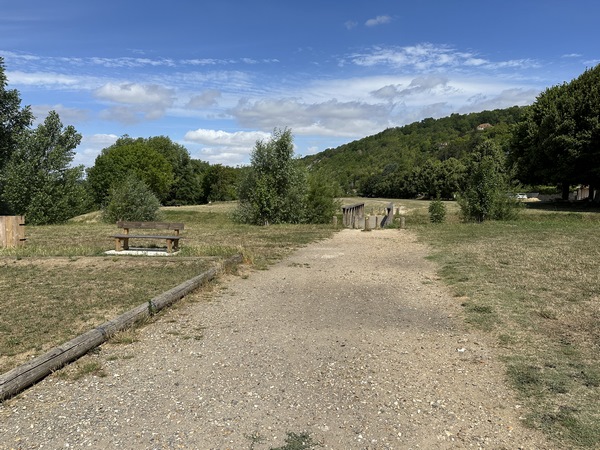 Un espace de détente est aménagé en bord de Seine.