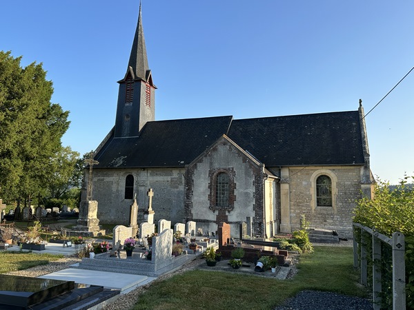 Nous partons du parking de la mairie de Fierville-les-Parcs. La mairie et l'église Saint-Désir (XVIe) sont isolées du bourg, dans une impasse.&nbsp;