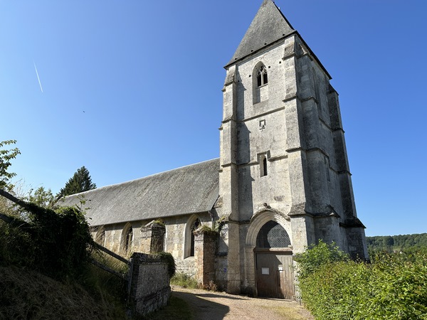 Nous entrons dans Blangy-le-Château en passant devant l'église Notre-Dame (XVe). La photo de l'intérieur est dans l'album de la rando.&nbsp;