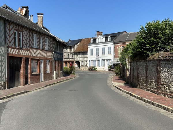 Blangy-le-Château est un bourg qui, préservé des bombardements, a gardé son charme typique du Pays d'Auge, avec ses maisons à pans de bois. Du fameux château du XIe siècle, il ne reste que les vestiges d'un donjon.