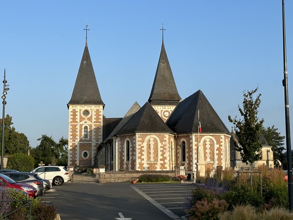 Nous sommes partis du parking de la salle des fêtes, mais comme on le voit, il est aussi possible de se garer au pied de la collégiale Saint-Michel de Motteville. La collégiale (XVIIe) a succédé à l'ancienne église dont elle a gardé le chœur gothique du XIIIe siècle.