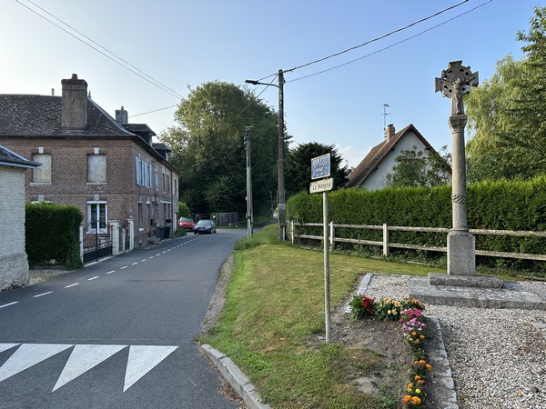 Nous traversons la D20, et continuons sur cette rue du 7ème Bataillon de Marche (Bataillon de volontaires créé en 1944 avec des FFI du Pays de Caux).