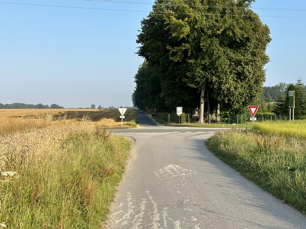 Nous allons, à nouveau, traverser la D20 et continuer en face.