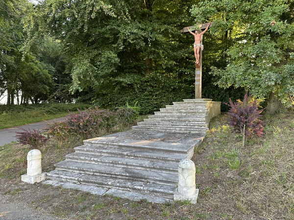 Juste avant notre premier chemin, nous longeons ce calvaire dédié au souvenir de la comtesse de Germiny (1883-1926), présidente de l'Œuvre des Campagnes de la Seine-Inférieure. Son château était à Motteville, incendié en 1975 il n'en reste que l'orangerie.