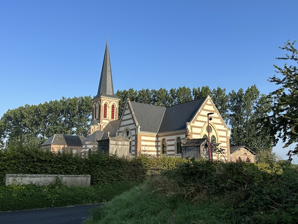 En sortant du chemin, nous découvrons l'église Notre-Dame de Flamanville.